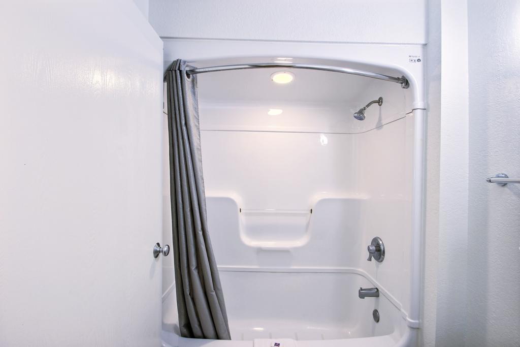 Motel 6 Milwaukee West - Brookfield Δωμάτιο φωτογραφία