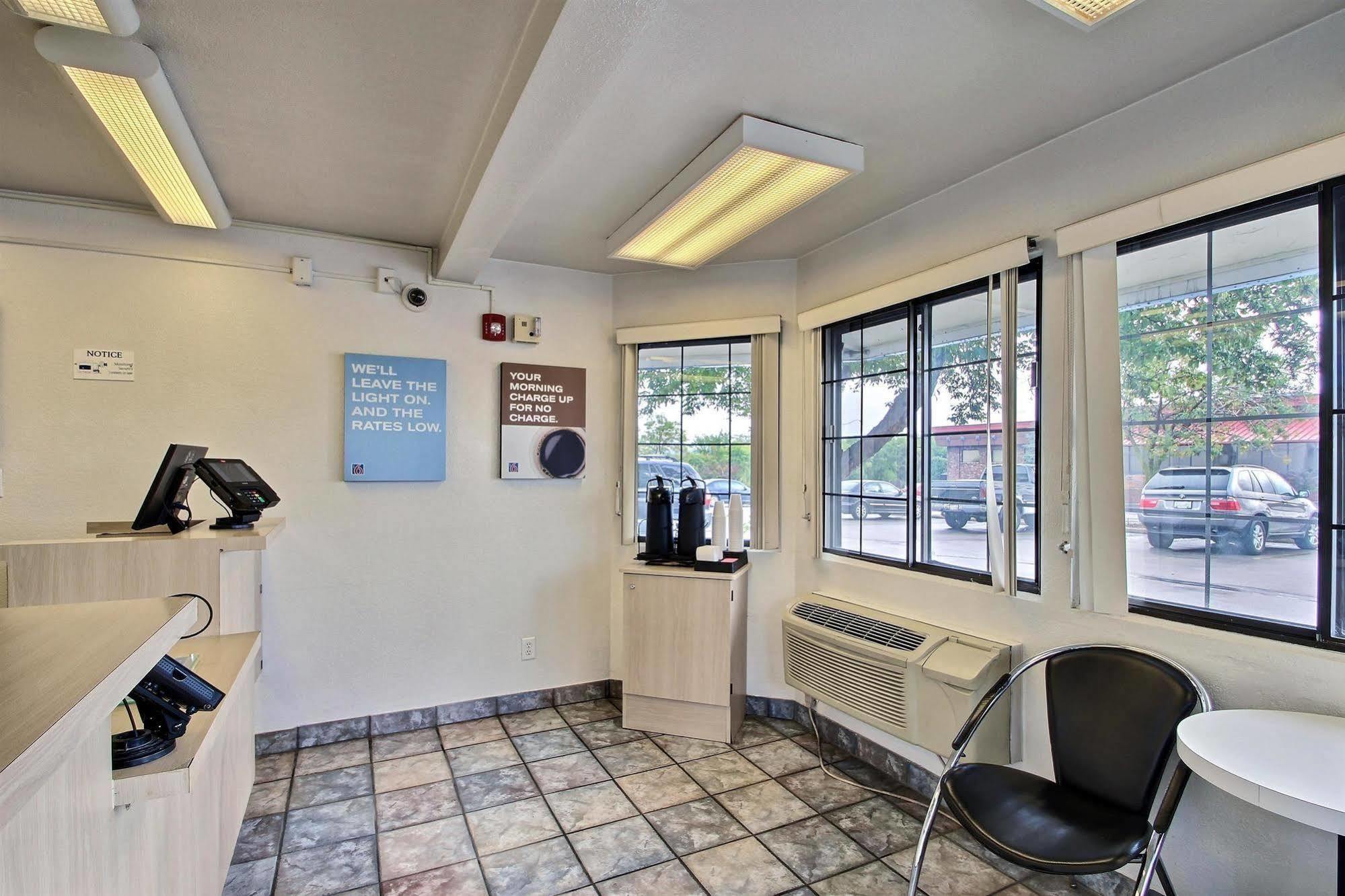 Motel 6 Milwaukee West - Brookfield Εξωτερικό φωτογραφία