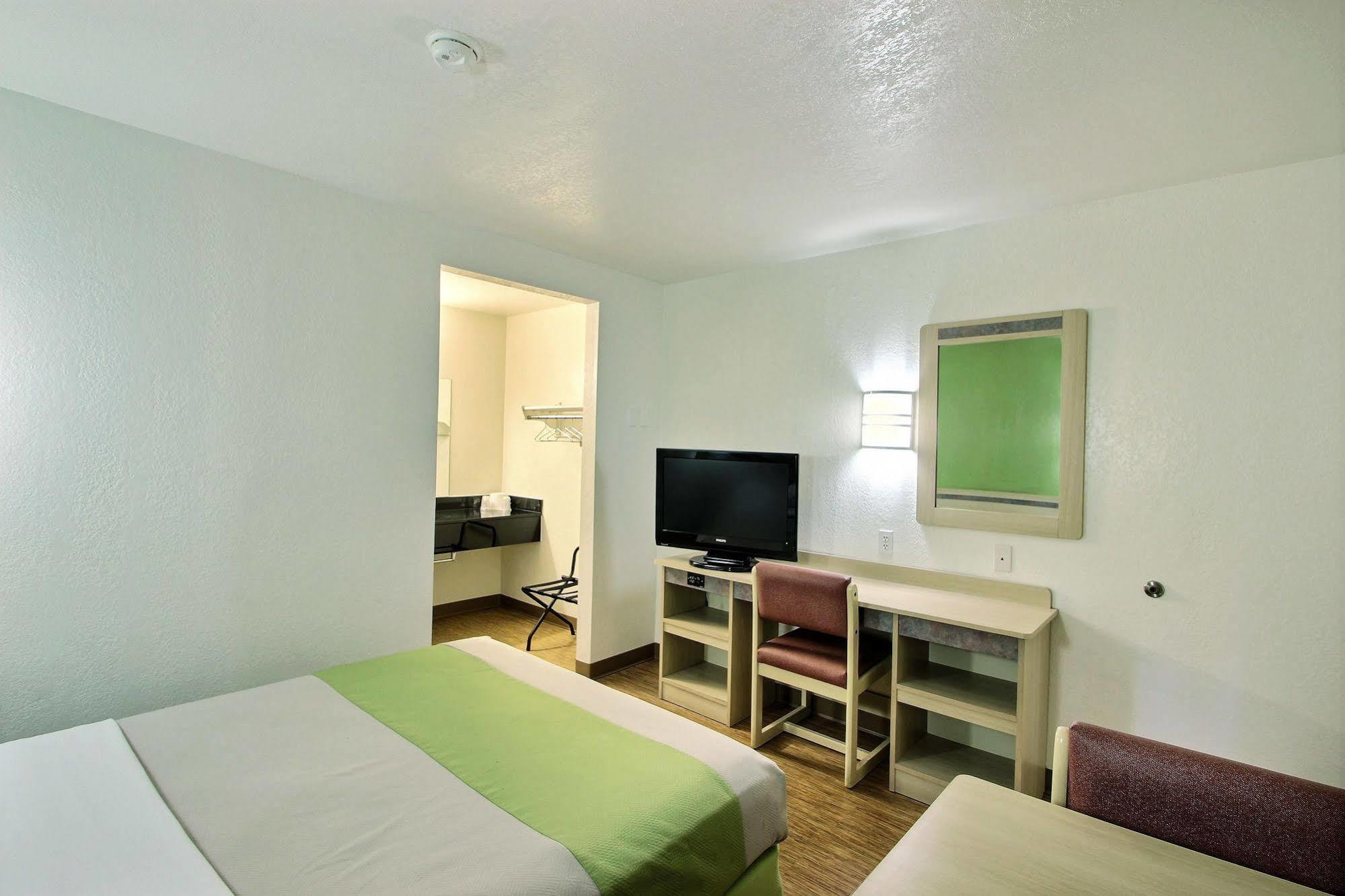 Motel 6 Milwaukee West - Brookfield Εξωτερικό φωτογραφία