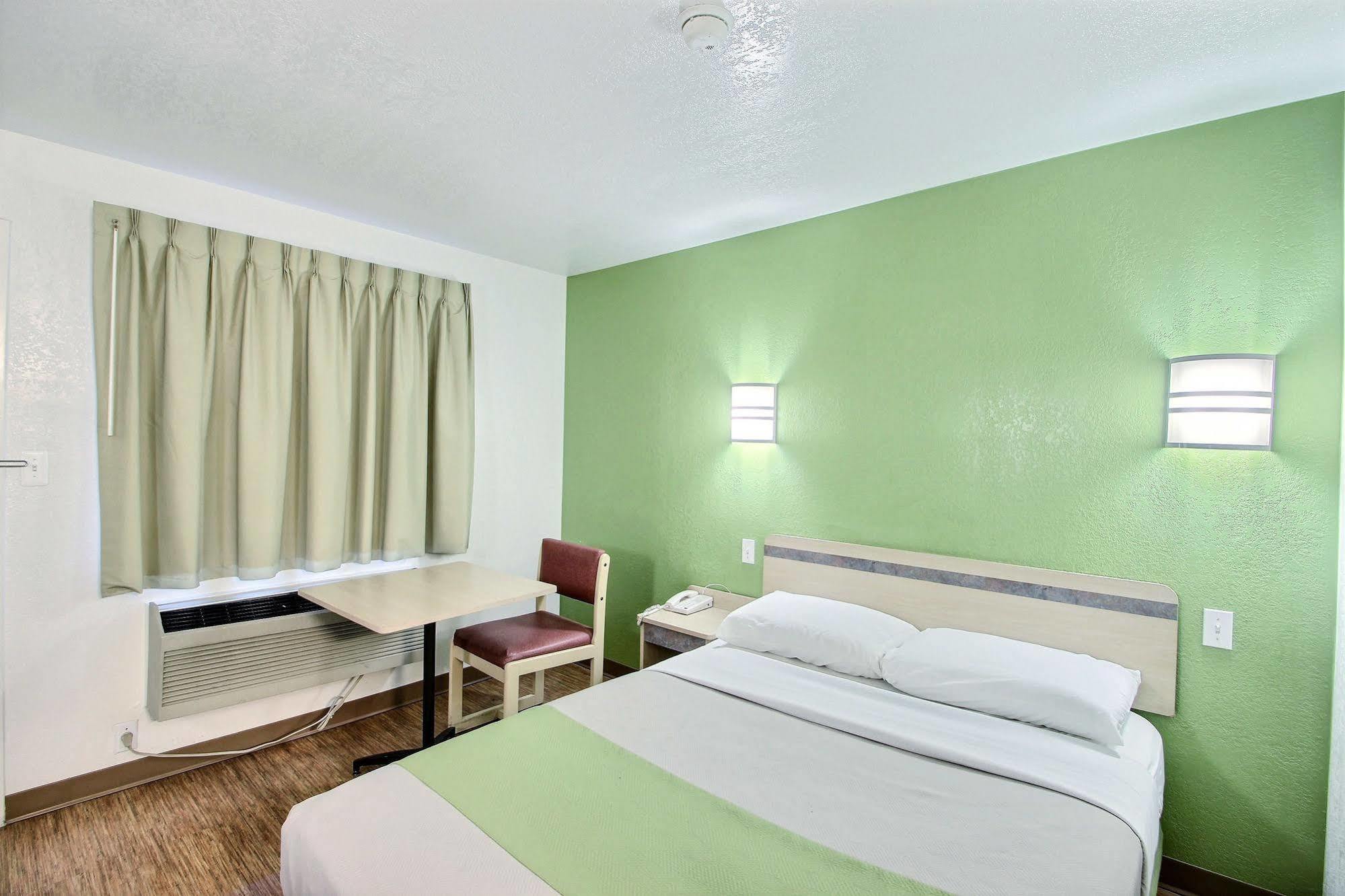 Motel 6 Milwaukee West - Brookfield Εξωτερικό φωτογραφία