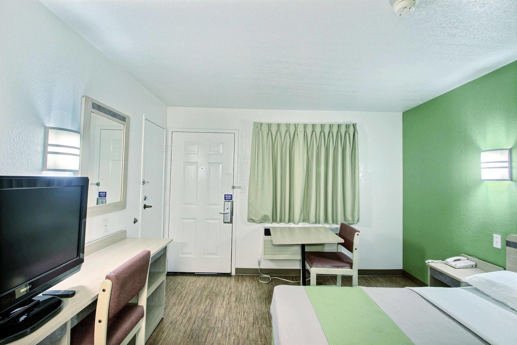 Motel 6 Milwaukee West - Brookfield Εξωτερικό φωτογραφία