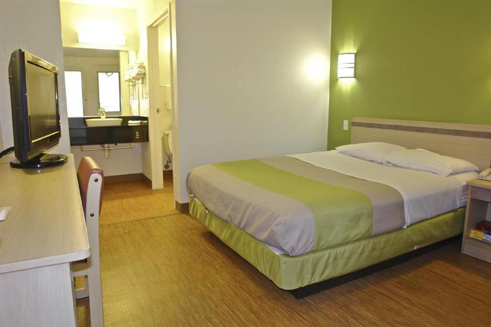 Motel 6 Milwaukee West - Brookfield Δωμάτιο φωτογραφία